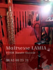 maitresse Lamia croix