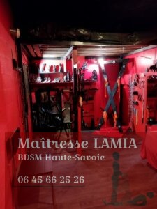 maitresse Lamia croix