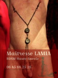 Maitresse Lamia travail des tétons et couilles